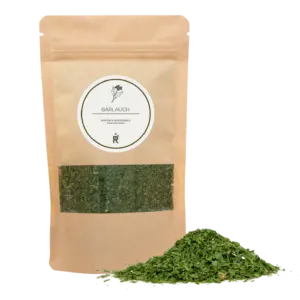 Das Bild zeigt einen Haufen Bärlauch vor einer Verpackung.