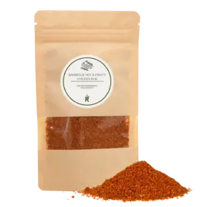 Das Bild zeigt einen Haufen Barbecue Hot & Fruity Chicken Rub vor einer Verpackung.