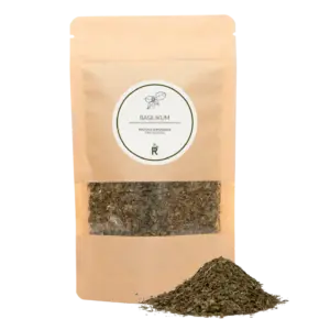 Das Bild zeigt einen Haufen Basilikum vor einer Verpackung.