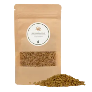 Das Bild zeigt einen Haufen Bockshornklee vor einer Verpackung.