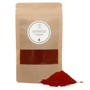 Das Bild zeigt einen Haufen Cayennepfeffer vor einer Verpackung.
