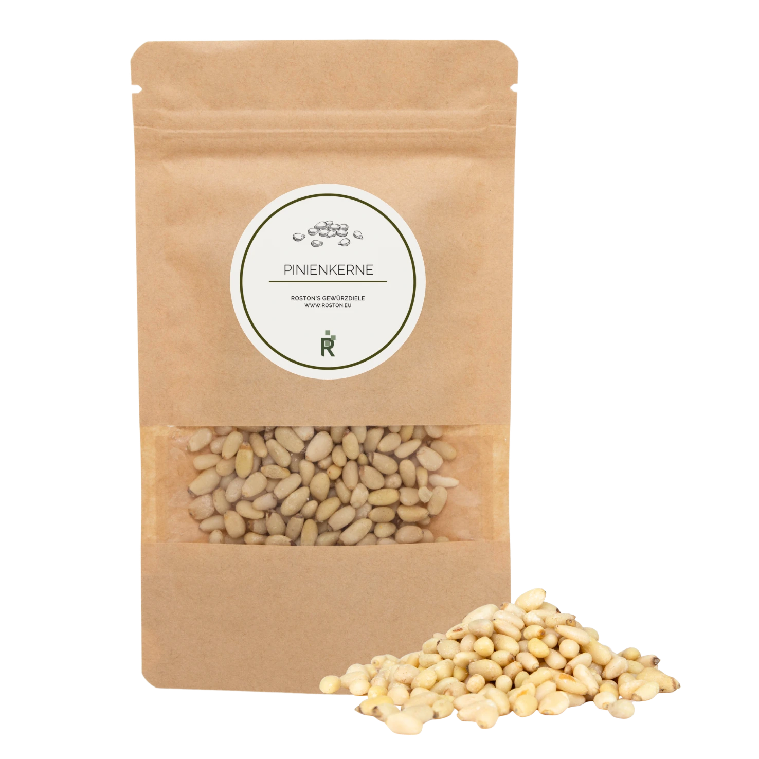 Das Bild zeigt einen Haufen Pinienkerne vor einer Verpackung.