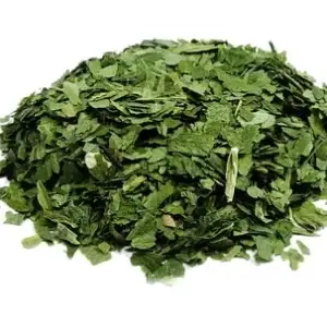 Das Bild zeigt einen Haufen geschnittenen Basilikum.