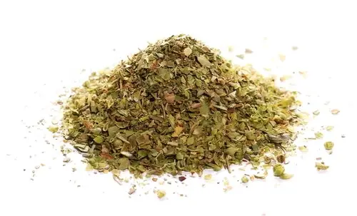 Das Bild zeigt einen Haufen getrocknetes und gehacktes Oregano.