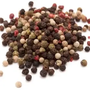 Das Bild zeigt einen Haufen ganzen, bunten Pfeffer.