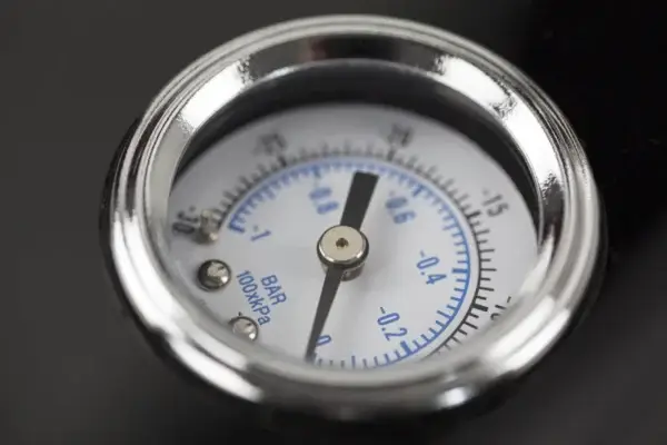 Auf dem Bild sieht man die Nahaufnahme eines Manometers des Caso VacuChef SlimLine Kammervakuumierers.